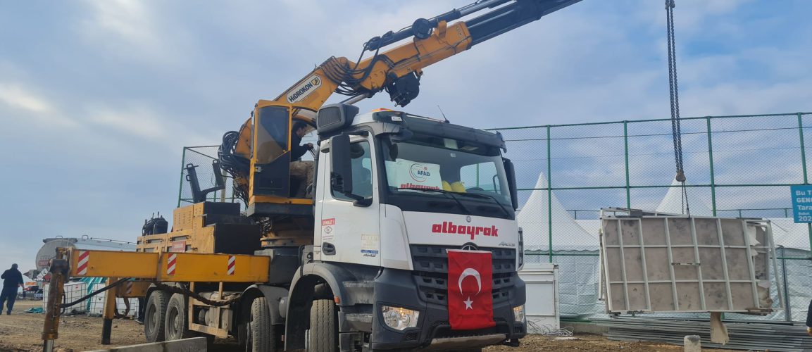 ALBAYRAK GRUBU HATAY VE GAZİANTEP’TE ÇALIŞANLARININ DA DESTEĞİYLE KONTEYNER KENTLER KURUYOR
