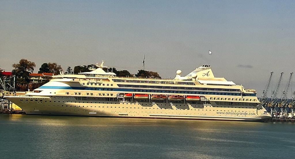 ULTRA LÜKS CRUISE GEMİSİ TRABZON LİMANI’NDA Albayrak Grubu