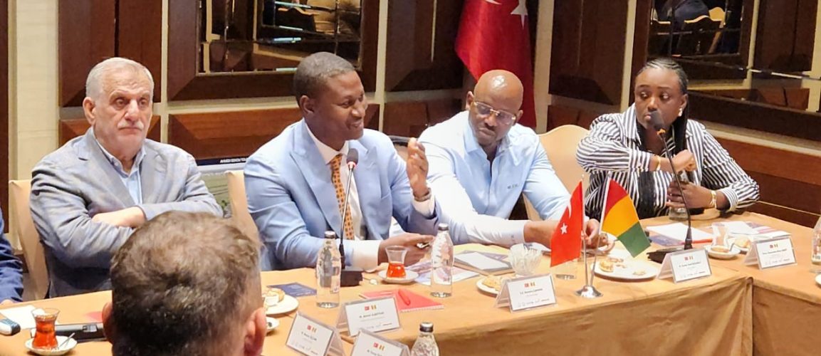 ALBAYRAK HEYETİ GİNE AHMED SÉKOU TOURÉ ULUSLARARASI HAVALİMANI TEKNİK HEYETİNİ AĞIRLADI