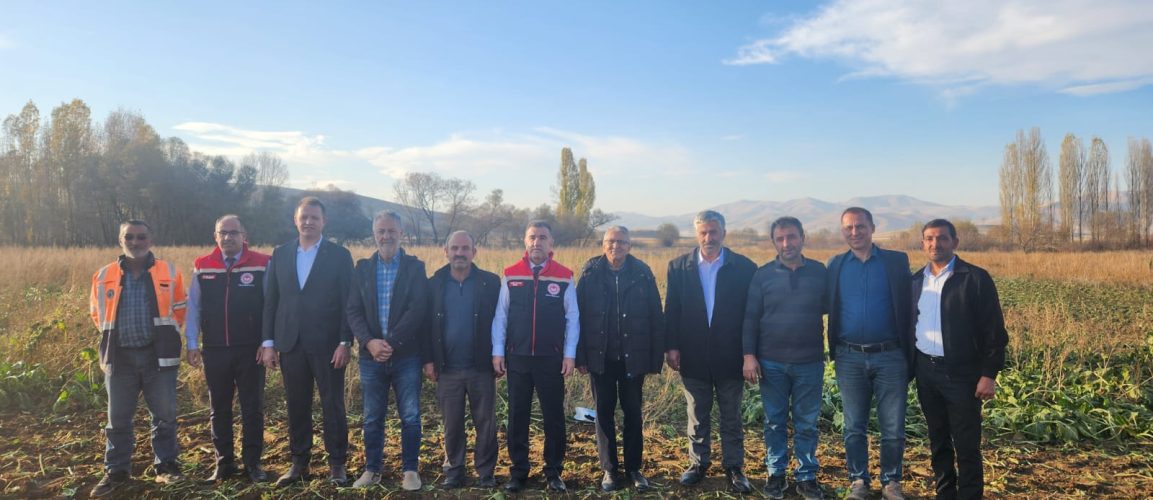 BAYBURT’TA ŞEKER PANCARI ÜRETİCİLERİYLE TARLA GÜNÜ DÜZENLENDİ